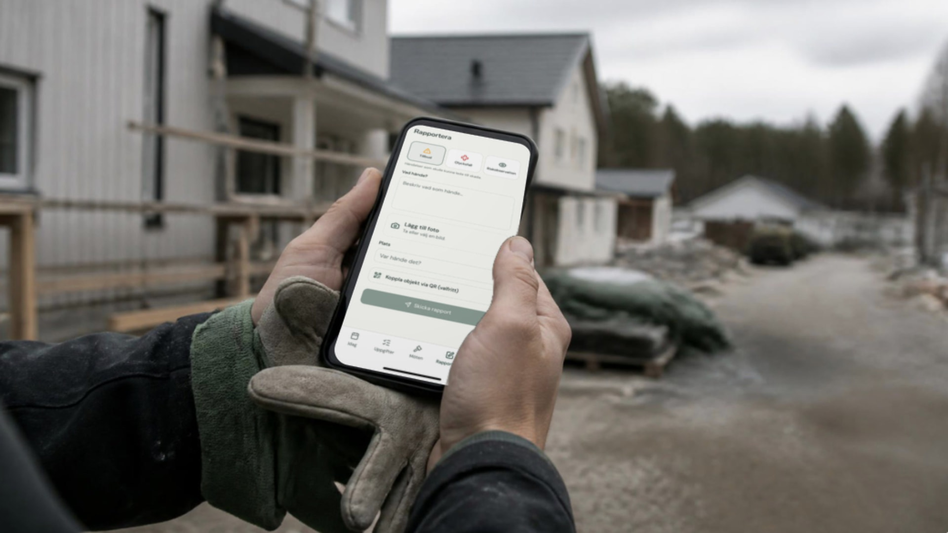 Byggarbetare rapporterar ett tillbud i FlowWorks app