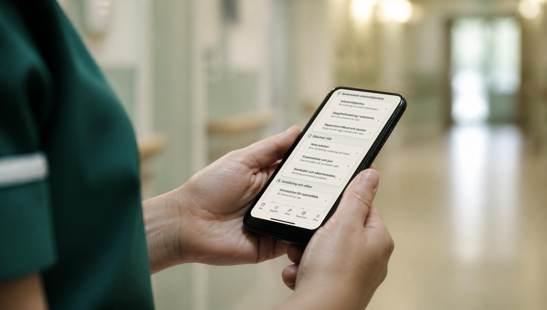 Vårdpersonal läser personalhandboken i FlowWorks app